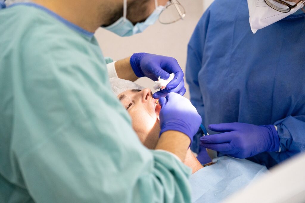 Implant dentaire ou prothèse amovible