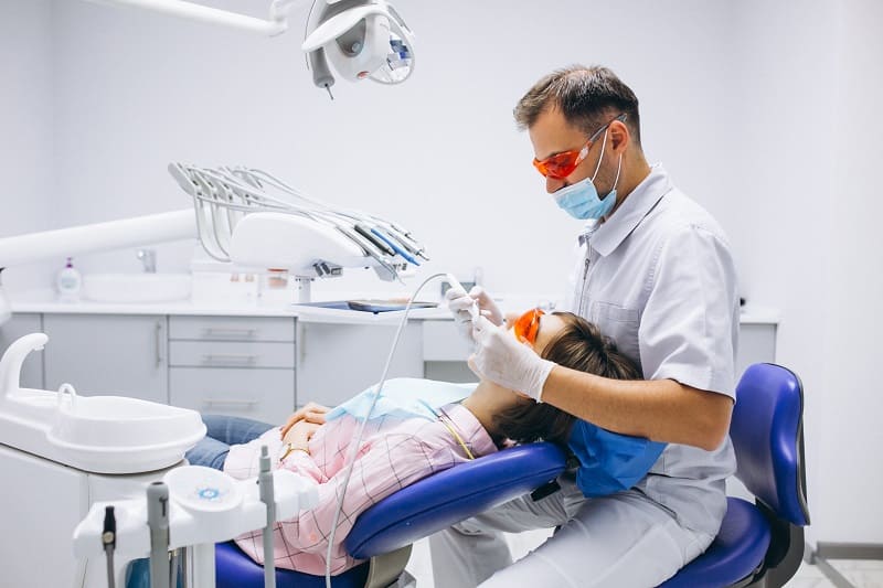 Émail qui s’effrite : Causes et traitements en 2025