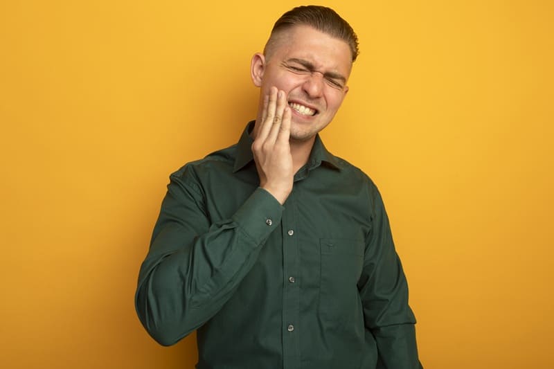 Pourquoi une dent couronnée fait mal ? Causes et Solutions Expliquées par nos Experts