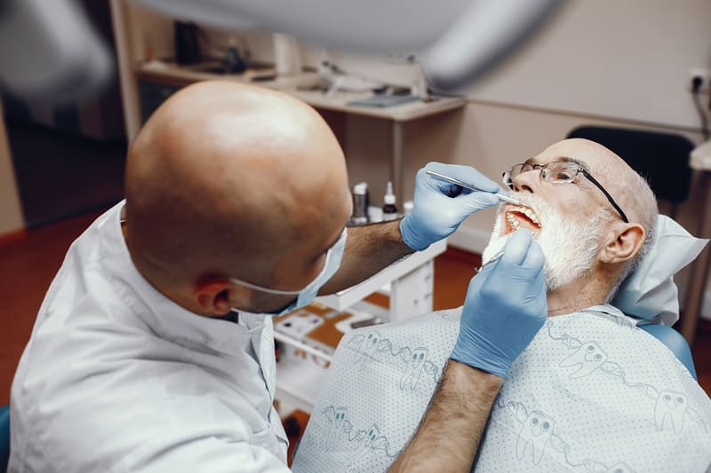 est-ce douloureux de se faire poser un implant dentaire